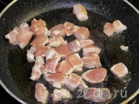 В сковородку наливаем подсолнечное масло, сильно разогреваем и выкладываем мясо. Обжариваем на среднем огне, периодически перемешивая, пока мясо не посветлеет.