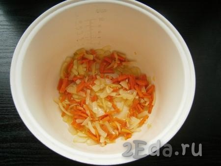 В чашу мультиварки влить растительное масло, добавить нарезанные произвольными кусочками репчатый лук и морковь, выставить режим мультиварки "Жарка" на 20 минут.