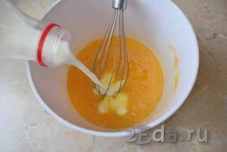 Затем влейте в чашу растительное масло и молоко, перемешайте венчиком. Растительное масло добавляется в тесто для того, чтобы во время жарки блинов мы не смазывали каждый раз сковородку маслом. 