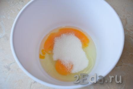 Для приготовления блинного теста выберите удобную, высокую чашу и соедините в ней яйца с сахаром и солью, немного взболтайте их с помощью венчика.