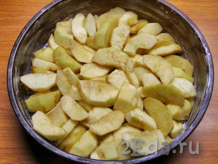 Форму для выпекания смазываем небольшим кусочком сливочного масла (или маргарина) и выкладываем в неё яблочные дольки по кругу. Советую не использовать разъёмные формы, так как они могут протекать.
