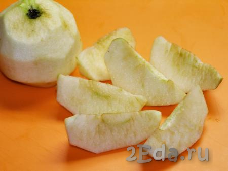 Моем и очищаем от кожицы яблоки, удаляем сердцевину и нарезаем на дольки. По толщине дольки должны быть чуть меньше апельсиновых.