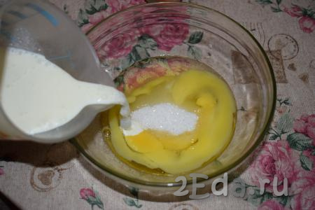В миску к яйцам добавляем соль, сахар, ванилин и вливаем сметанную смесь, хорошо перемешиваем тесто.
