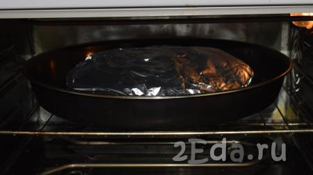 Отправляем кусочки курицы в фольге в разогретую духовку и запекаем при температуре 200-210 градусов, примерно, 1 час.