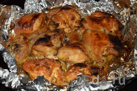 Готовность курицы проверяем, проколов кусочек ножом (если из кусочка выделяется прозрачный мясной сок, значит курочка готова). Готовую курицу достаём из духовки.