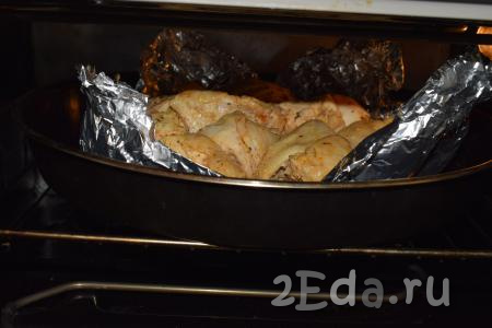 Для того чтобы сделать румяную корочку на кусочках, отправляем курицу в духовку ещё на 30 минут. За это время курочка подрумянится и прожарится до готовности.
