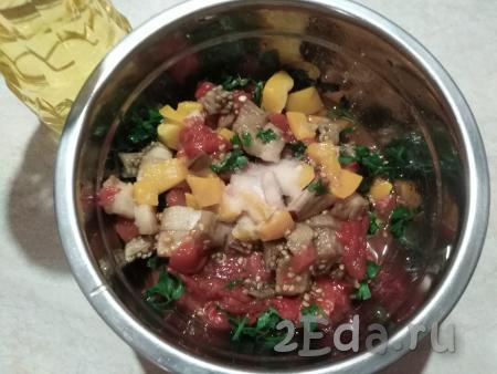 Соединяем в салатнице петрушку, нарезанные запечённые помидоры, баклажан и перцы, заправляем салат маслом и солью, перемешиваем.
