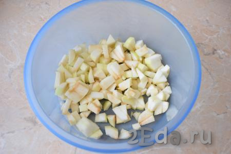 Для приготовления начинки яблоки хорошо промойте в проточной воде и обсушите. Затем разрежьте каждое яблоко на 4 части и удалите сердцевину. Нарежьте яблоки на мелкие кусочки. Для начинки лучше всего использовать кисло-сладкие яблоки.