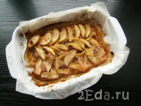Затем фольгу убрать и запекать свинину с яблоками еще 20-25 минут при той же температуре.