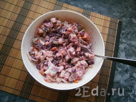 Хорошо перемешать мясной салат со свининой.