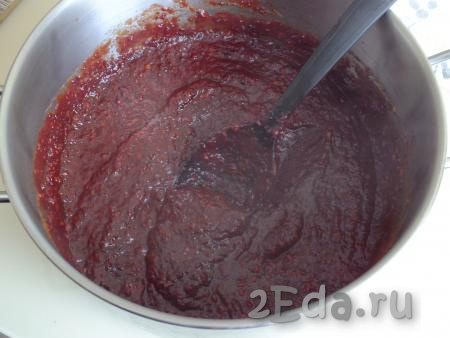 Варите терновый соус с момента закипания под крышкой 20 минут. Не забывайте помешивать!