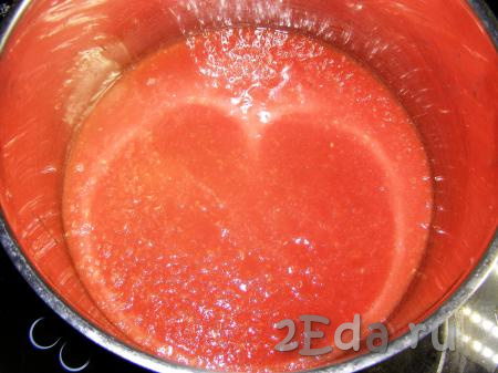 Перекручиваем помидоры через мясорубку и перекладываем в глубокую кастрюлю с толстым дном. Доводим до кипения на сильном огне, затем огонь уменьшаем и варим, периодически помешивая, пока масса слегка не загустеет (минут 15-20).