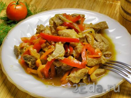 Сочную, нежную и ароматную свинину по-тайски, приготовленную с болгарским перцем, можно подать к столу с рисом, варёной картошкой или макаронами. Также очень хорошо блюдо сочетается с салатами из свежих овощей.