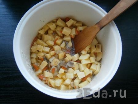 Влить горячий бульон (или воду), перемешать, выставить режим "Тушение" на 1 час, крышку мультиварки закрыть. За 10 минут до готовности добавить к картошке с шампиньонами измельченный чеснок.