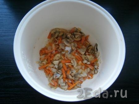 Морковку и лук очистить и нарезать на небольшие кусочки. Когда грибы обжарятся, выложить к ним морковку и лук, перемешать и обжаривать оставшиеся 10 минут, периодически помешивая. Затем овощи с шампиньонами посолить.