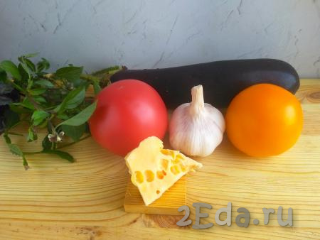 Подготовить ингредиенты для приготовления баклажанов с помидорами под сыром в духовке.