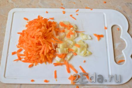 Лук и морковь очистите от кожуры и ополосните. Морковь натрите на тёрке (или мелко нарежьте). Лук тоже нужно нарезать некрупно. Размер измельчения овощей в данном случае значения не имеет, так как потом суп будет измельчаться блендером.