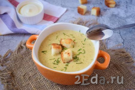 Готовый суп-пюре из белых грибов, сваренный с добавлением сливок, разлейте в подготовленные тарелки и подавайте в горячем виде.