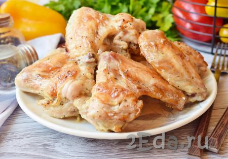Готовые куриные крылышки, запечённые в маринаде из сметаны, достаньте из духовки, переложите на тарелку и подавайте к столу.