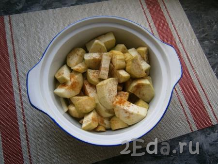 Выложить баклажаны в подходящую для духовки кастрюльку, посолить их немного, поперчить и посыпать приправой для овощей.