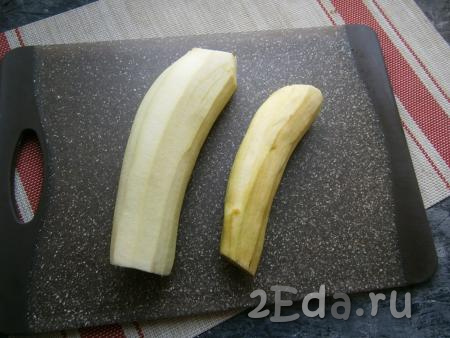 Баклажаны вымыть и очистить от кожуры с помощью овощечистки (или острого ножа).