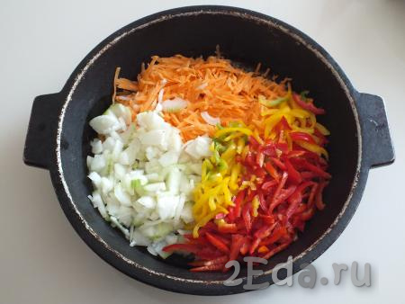 В сковороде (или жаровне с толстым дном) разогрейте 70 мл растительного масла, выложите подготовленные лук, морковь и болгарский перец. Обжаривайте на среднем огне до мягкости овощей. В среднем на это потребуется 15 минут.