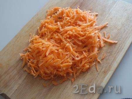 Приготовление икры из баклажанов и кабачков начните с подготовки овощей. Морковь нужно очистить, а затем натереть на крупной тёрке.