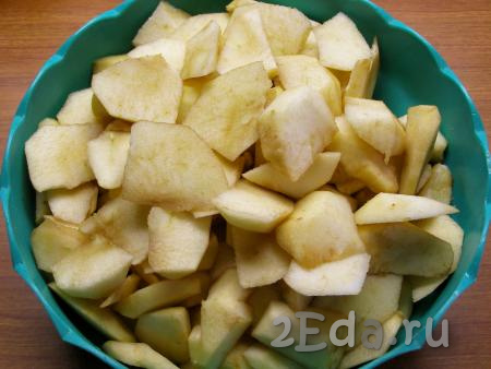 Яблоки моем, срезаем с них кожицу, а затем нарезаем дольками произвольной формы, не забывая удалить семена. Из 1,5 килограмм целых яблок у меня получился 1 килограмм яблочных долек. Сахара нужно столько же по весу, сколько получилось очищенных яблок.
