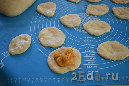 Далее каждый кусочек теста расплющиваем в лепёшку. На середину лепёшки выкладываем около 1 столовой ложки картофельной начинки.