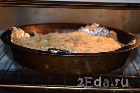 Отправляем форму с картофельной запеканкой с фаршем, сливками и сыром в разогретую духовку и готовим при температуре 180 градусов, примерно, 30-35 минут.