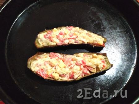 Баклажан, фаршированный помидорами и сыром, выкладываем на противень (или в форму для запекания) и готовим минут 30 в разогретой духовке при температуре 180 градусов.