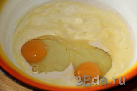 Теперь приступим к замешиванию теста, для этого в отдельной миске нужно соединить подошедшую опару, растопленное не горячее сливочное масло и яйца.