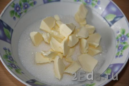 Для приготовления сахарной крошки в тарелке соединить 50 грамм холодного сливочного масла и 150 грамм сахара, перетереть массу вилкой.
