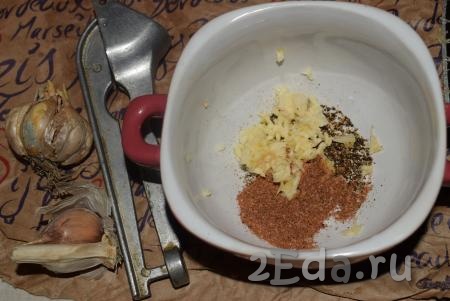 Далее для приготовления заправки возьмем миску, пригодную для использования в микроволновке. В миску насыпаем специи для корейской моркови, черный молотый перец, кориандр и добавляем чеснок, пропущенный через пресс.