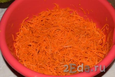 Тщательно перемешиваем морковь с заправкой (я делаю это руками, втирая чесночок и масло в морковку).