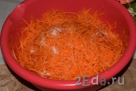 Добавляем к натёртой моркови сахар и соль, перемешиваем. Морковь по сладости бывает разной, поэтому, возможно, потребуется добавить еще немного соли или сахара по вкусу, но делать это следует уже в самом конце приготовления.