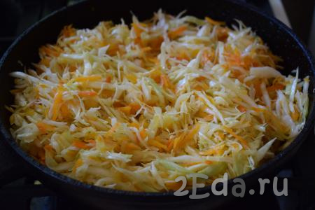 Тушим капусту с морковкой, тыквой и луком на медленном огне, примерно, 12-15 минут, накрыв сковороду крышкой. Пару раз перемешиваем овощи в процессе тушения.
