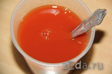В отдельной ёмкости воду соединить с томатной пастой, перемешать.