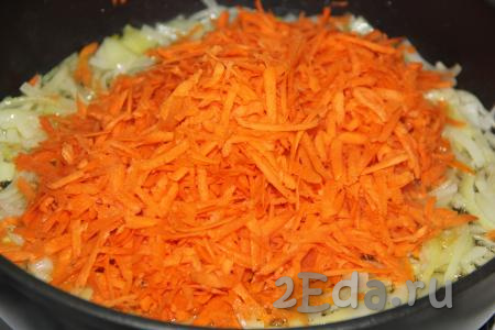 Обжарить лук, помешивая время от времени, в течение 5 минут на среднем огне. Пока обжаривается лук, почистить морковь и натереть на тёрке. Добавить морковь в сковороду к луку, перемешать и обжарить овощи минут 5, не забывая иногда перемешивать.