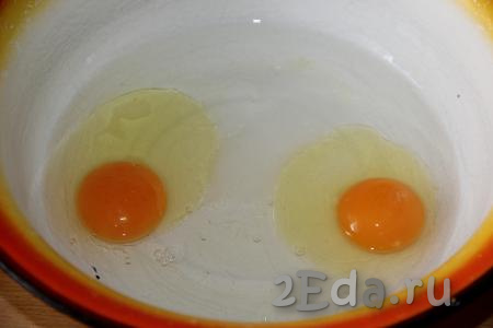 Вначале замесим тесто, для этого нужно в миску влить холодную воду, добавить яйца и соль.