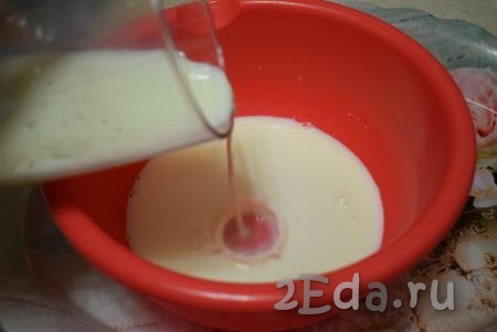 Сначала поставим опару, для этого в глубокую миску наливаем теплое молоко (молоко должно быть не более 40 градусов, иначе дрожжи не будут работать).