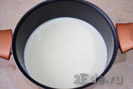Для приготовления каши на молоке удобнее всего использовать антипригарную посуду. У меня это кастрюля. Налейте в кастрюлю молоко и поставьте на огонь. Доведите его до кипения. Далеко не уходите - молоко очень быстро нагревается и может убежать на плиту. Жирность молока можете взять любую, на свой вкус.