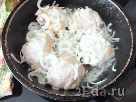 Добавьте нарезанный лук к курице и обжаривайте в течение 5 минут на слабом огне (переворачивать кусочки мяса на этом этапе не нужно).