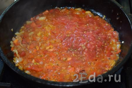 К обжаренным овощам добавляем натёртые на тёрке помидоры (или 1,5 чайные ложки томатной пасты, разведённые в 50 мл воды). Доводим подливу до кипения.