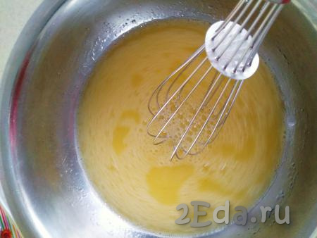 В ёмкость выливаем 300 мл тёплой воды, добавляем 3 столовые ложки растительного масла, 1 яйцо, чайную ложку соли без горки и тщательно перемешиваем венчиком.