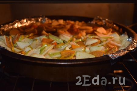 Отправляем наш пирог с хурмой и яблоками в разогретую духовку и выпекаем при температуре 180 градусов 35-40 минут.