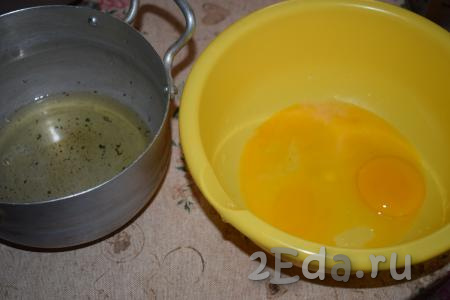 Приготовим тесто для нашего пирога, для этого сначала аккуратно разделяем яйца на белки и желтки. Белки пойдут в крем, а желтки - в тесто.