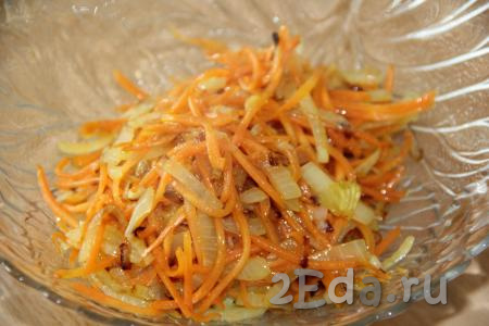 Обжарить овощи, помешивая, до мягкости морковки (на это потребуется минут 7). Снять сковороду с огня, дать луку с морковкой остыть и переложить в салатник.