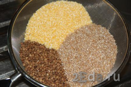Если необходимо, гречку предварительно перебрать. Взвесить по 50 грамм гречневой, пшеничной и кукурузной крупы (всего для приготовления молочной каши потребуется 150 грамм крупы).