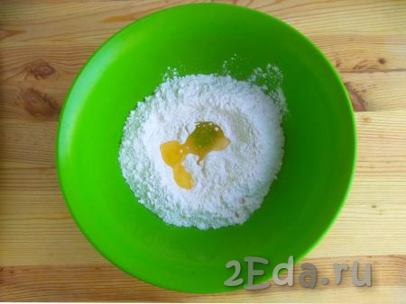 Вначале замесим тесто для приготовления мантов, для этого в миску нужно просеять муку с солью. Сделать в муке углубление, в которое влить растительное масло.